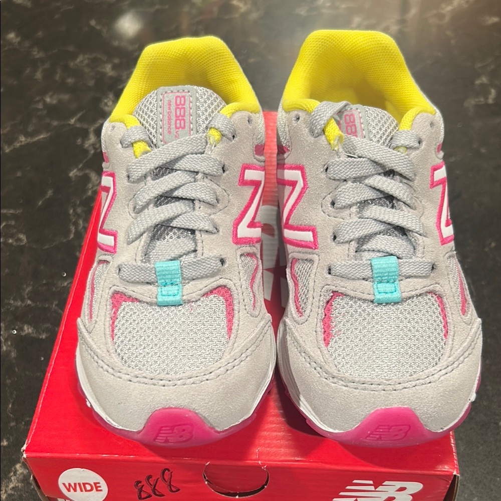 New Balance Gray and Pink Sneakers with Retro Style